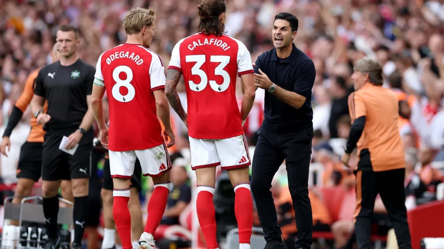 Mikel Arteta instruyendo a jugadores en el banquillo Mikel Arteta instruyendo a jugadores en el banquillo