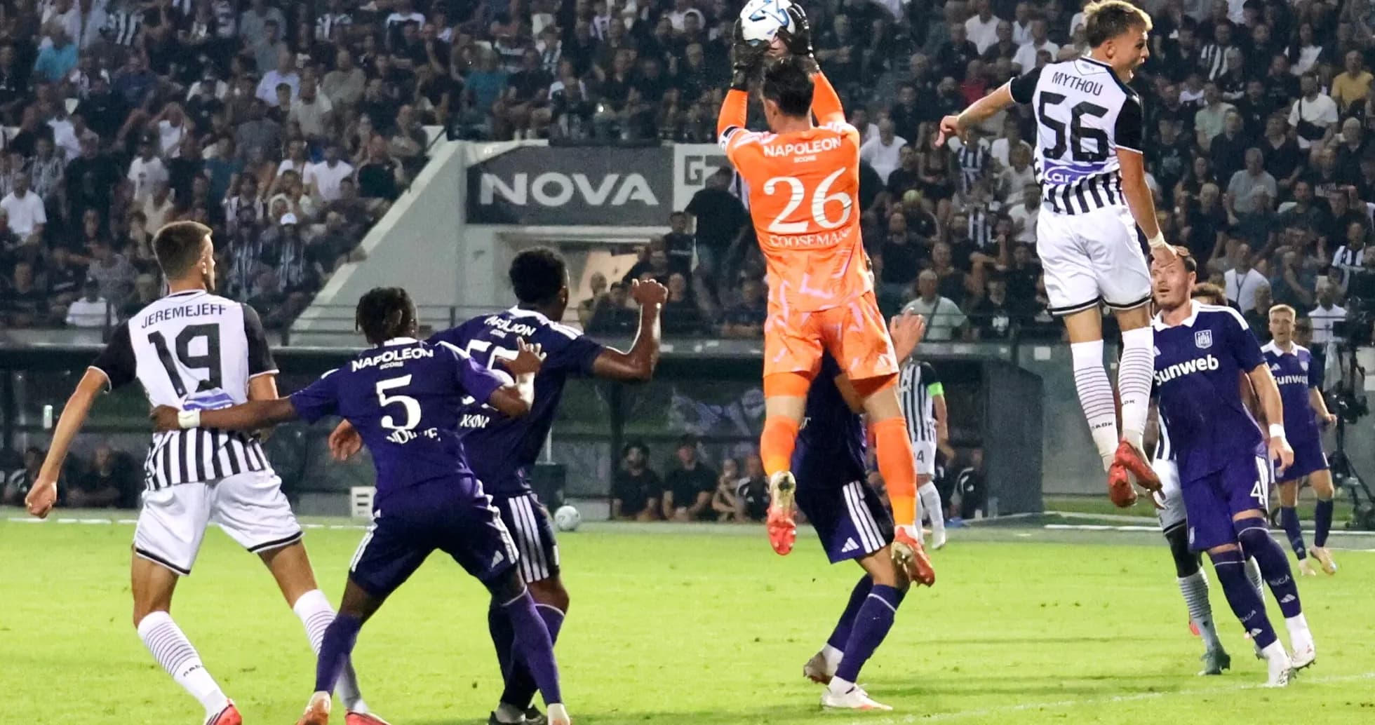 Jugadores de PAOK y Anderlecht disputando el balón Jugadores de PAOK y Anderlecht disputando el balón