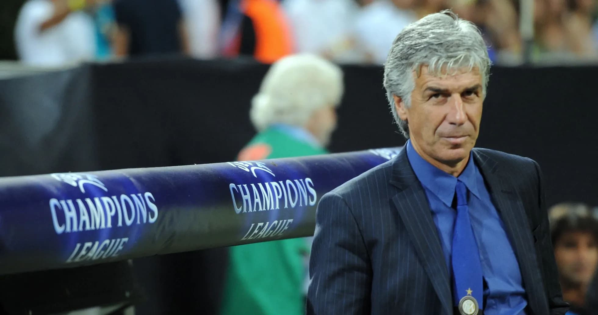 Entrenador observando el partido de la Champions League Entrenador observando el partido de la Champions League
