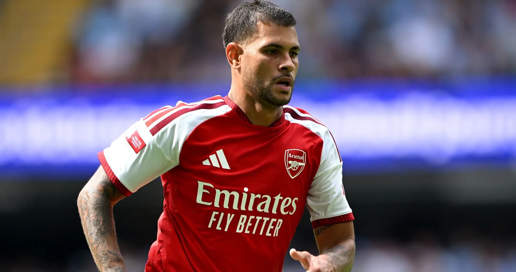 Jugador de Arsenal corriendo en el campo Jugador de Arsenal corriendo en el campo
