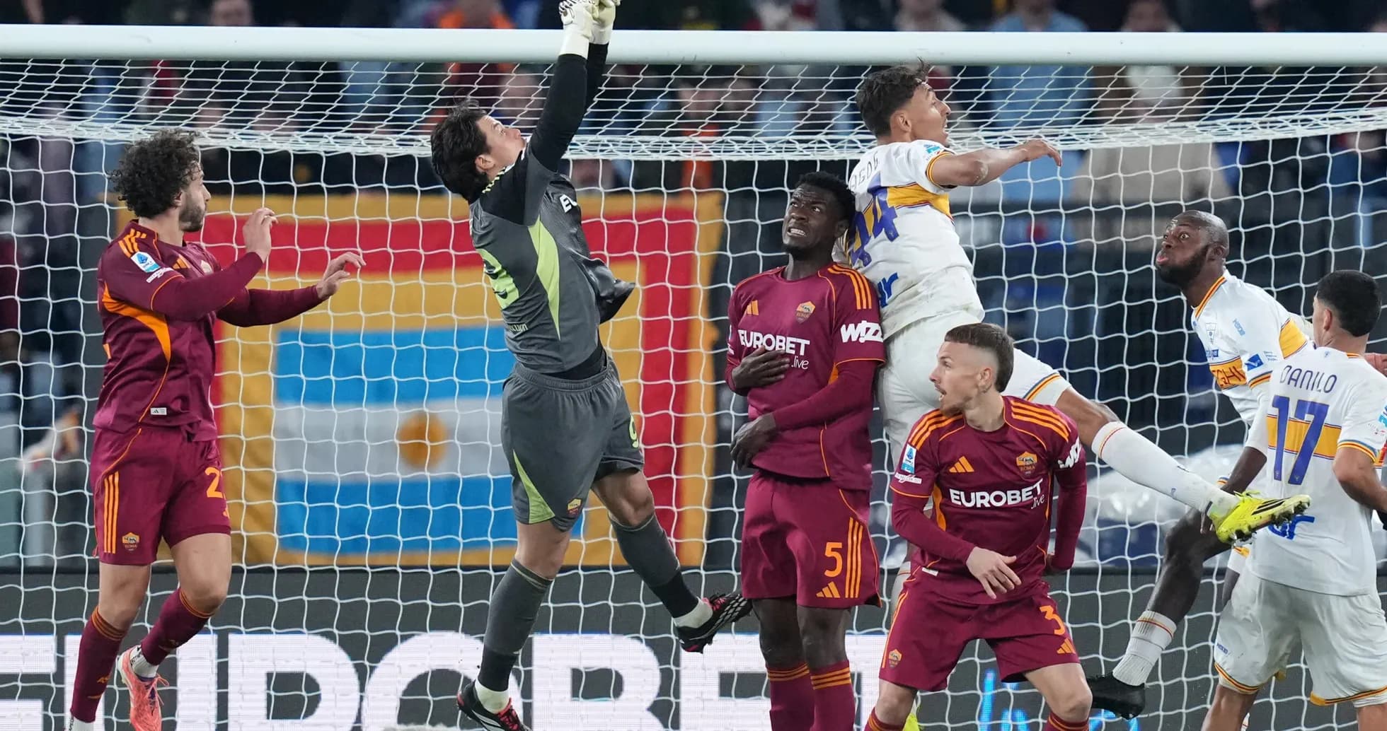 Portero atrapando el balón en el partido Portero atrapando el balón en el partido