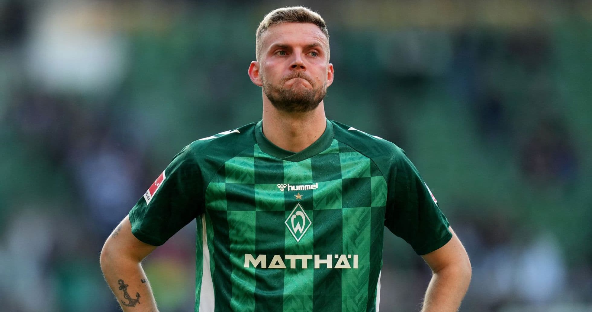 Jugador de Werder Bremen en campo durante partido Jugador de Werder Bremen en campo durante partido