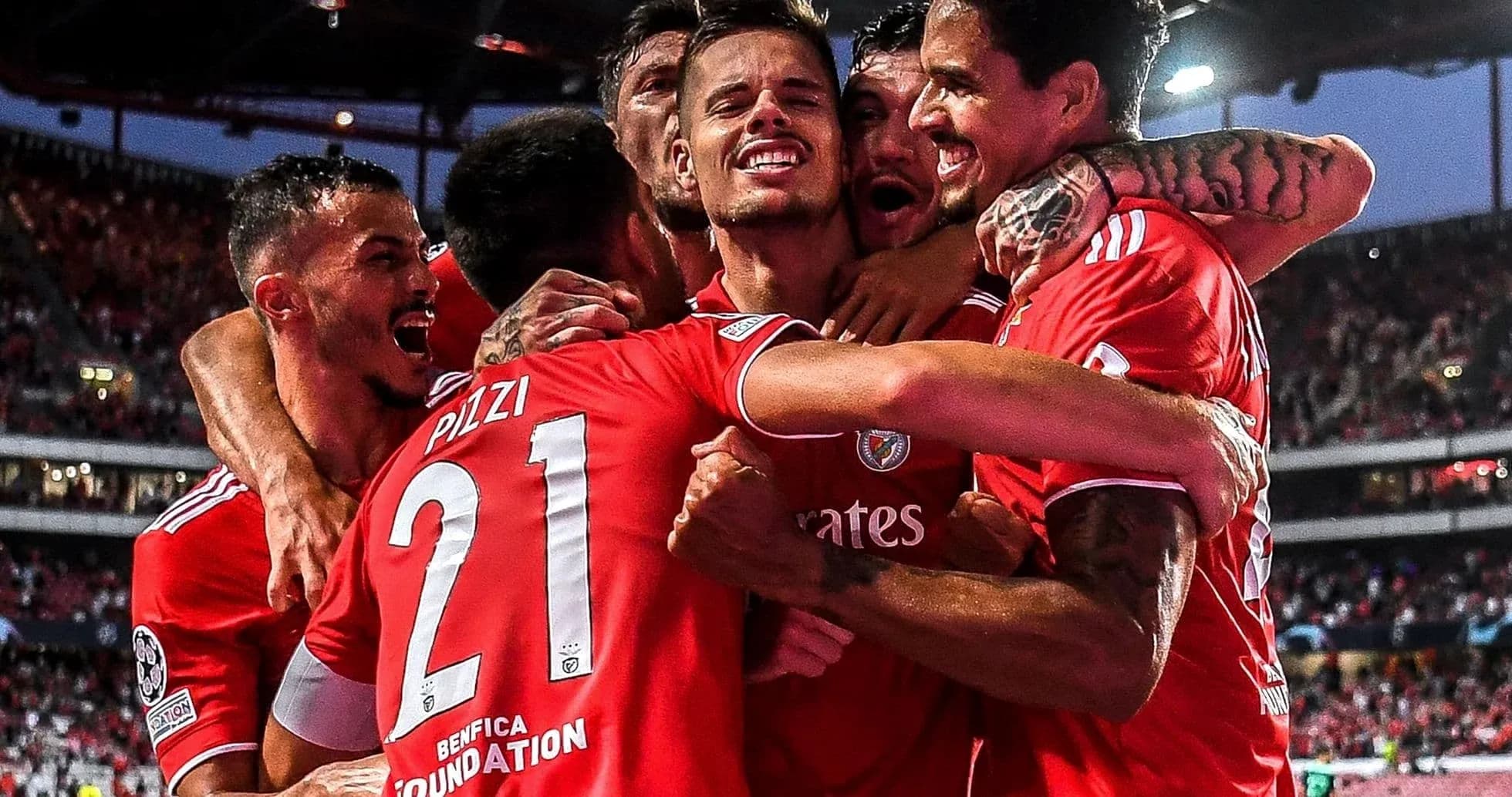 Jugadores de Benfica celebrando un gol Jugadores de Benfica celebrando un gol