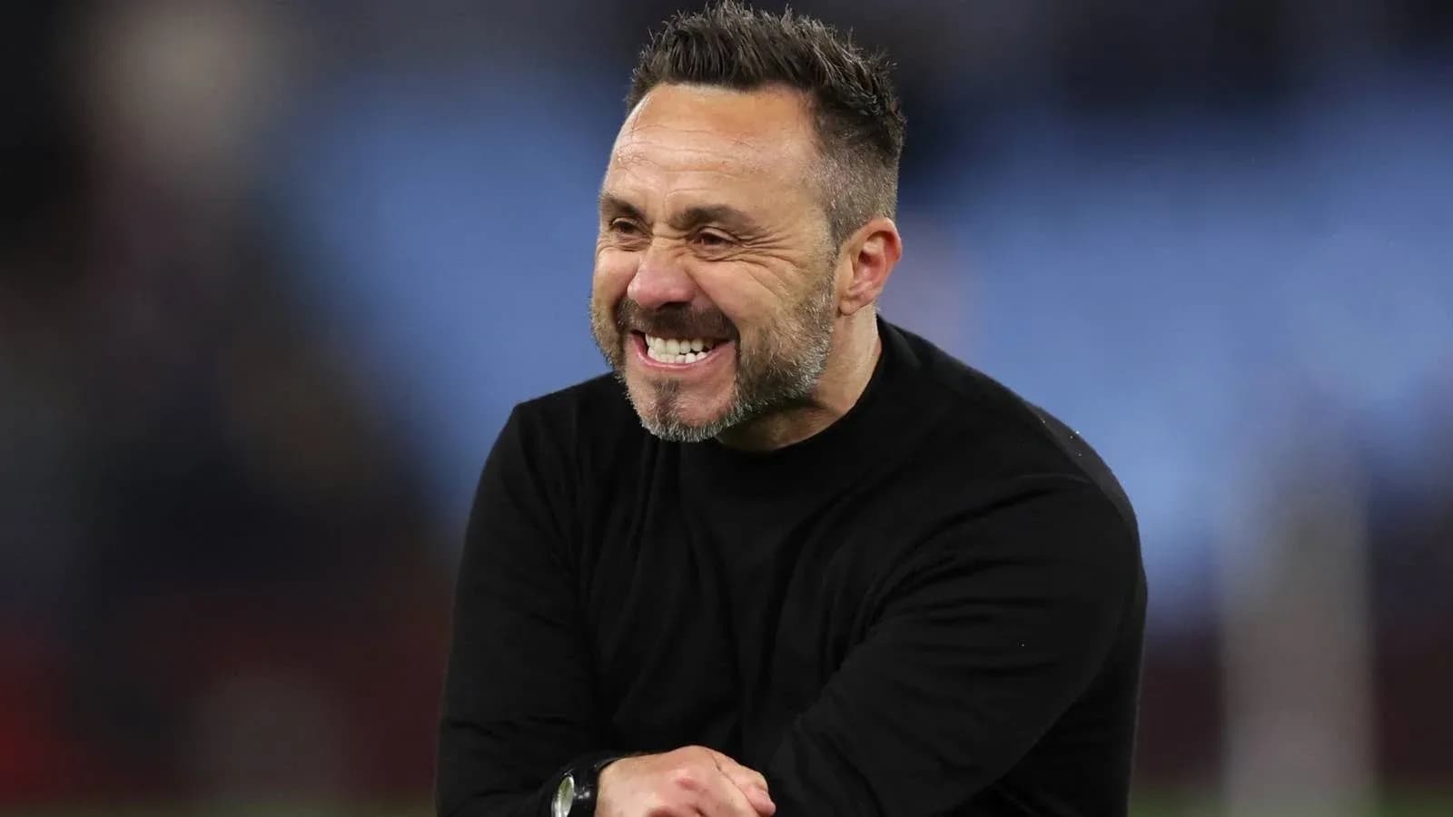 Entrenador sonriendo durante un partido Entrenador sonriendo durante un partido