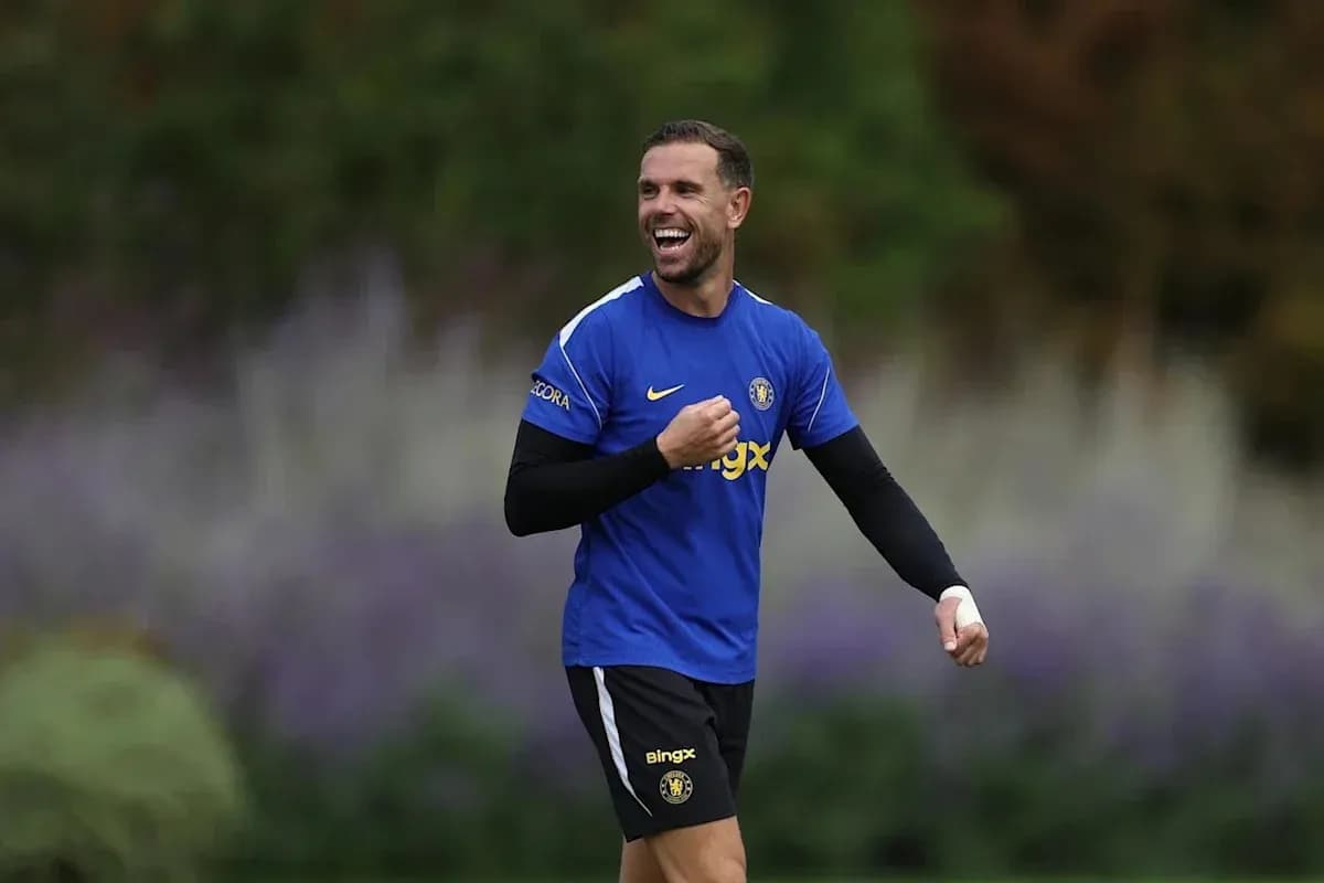Jugador sonriendo durante entrenamiento en el campo Jugador sonriendo durante entrenamiento en el campo