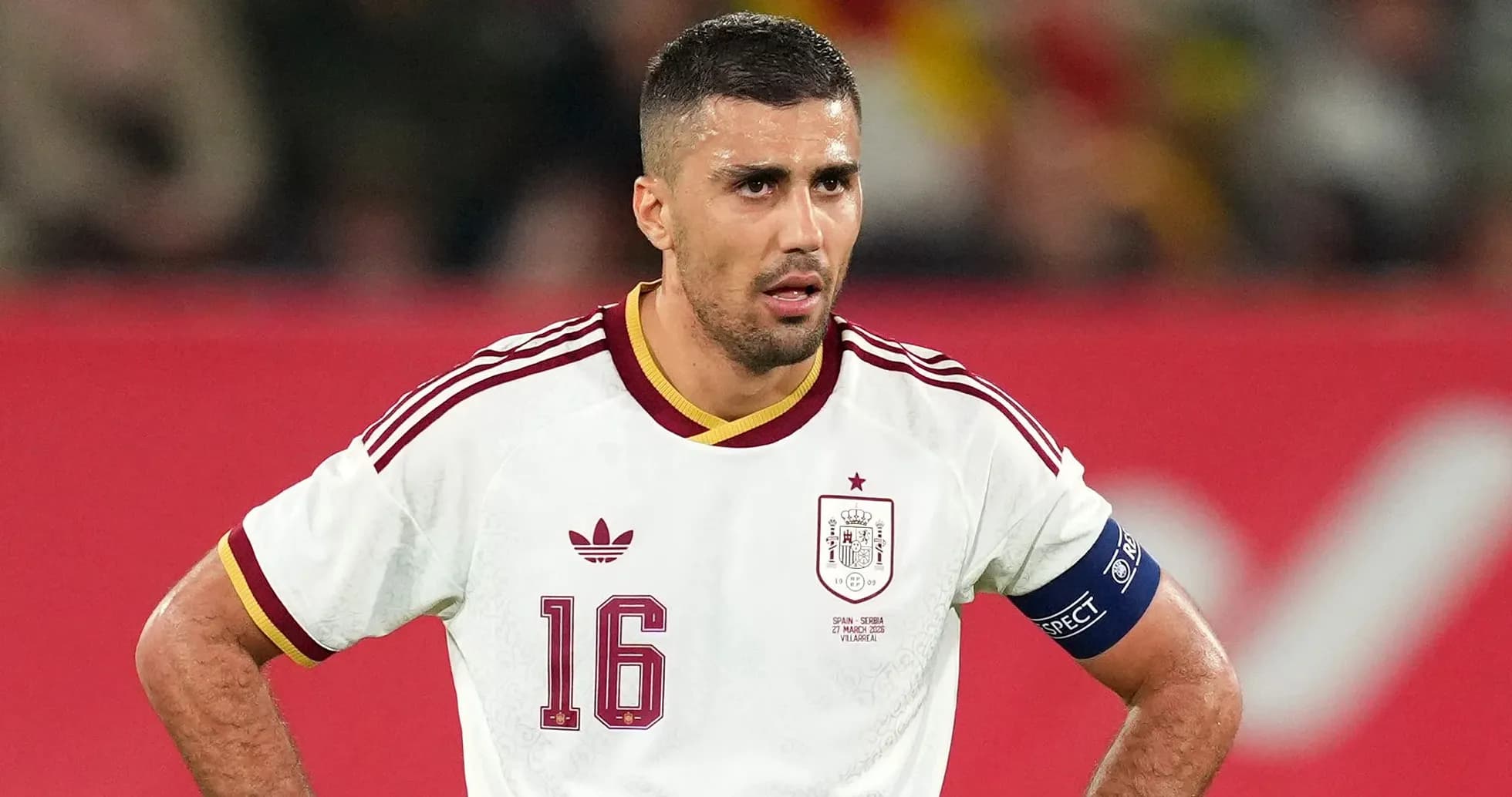 Jugador de España con camiseta blanca en partido Jugador de España con camiseta blanca en partido