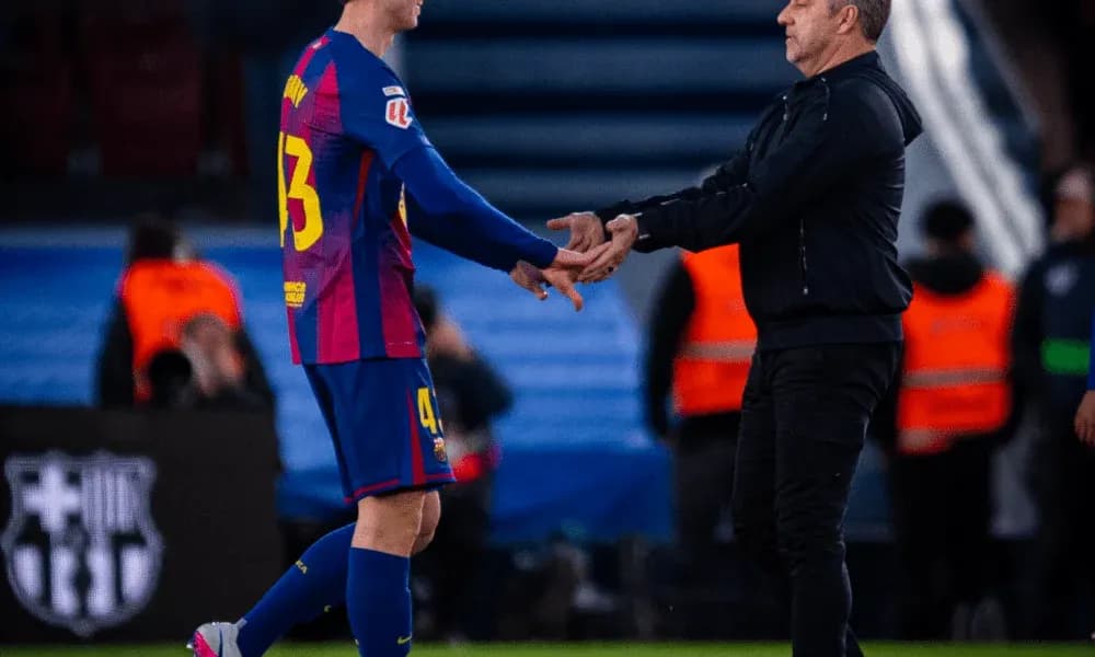 Jugador de Barcelona saludando al entrenador durante el partido Jugador de Barcelona saludando al entrenador durante el partido