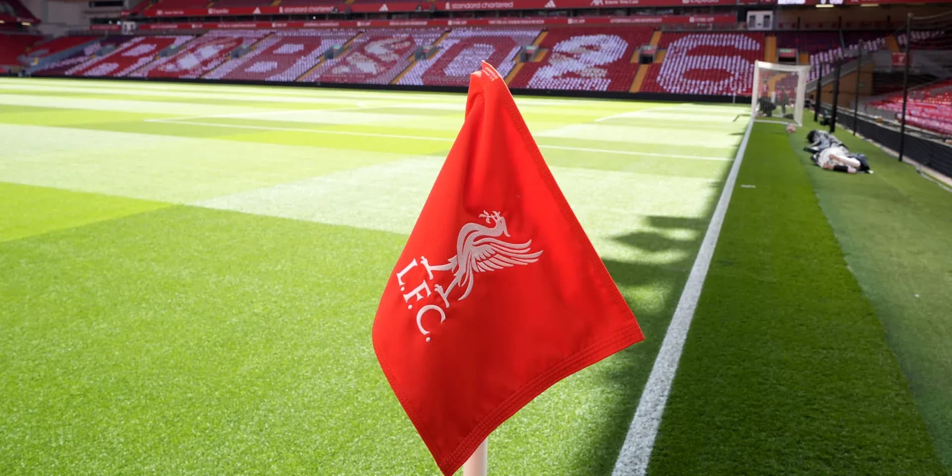 Esquina del campo con bandera de Liverpool FC Esquina del campo con bandera de Liverpool FC