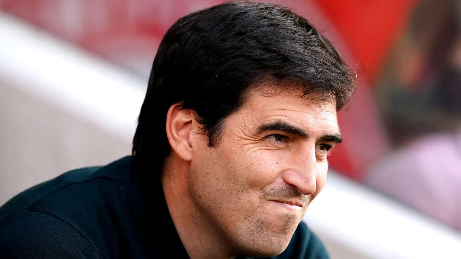 Entrenador sentado en el banquillo durante el partido Entrenador sentado en el banquillo durante el partido