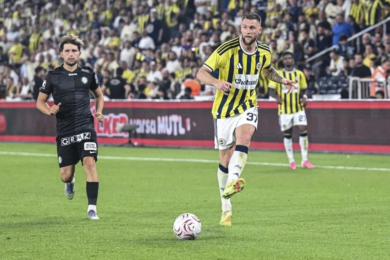 Jugador de Fenerbahçe corriendo con el balón Jugador de Fenerbahçe corriendo con el balón