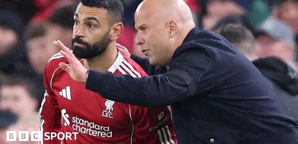 Jugador de Liverpool recibiendo instrucciones del entrenador Jugador de Liverpool recibiendo instrucciones del entrenador