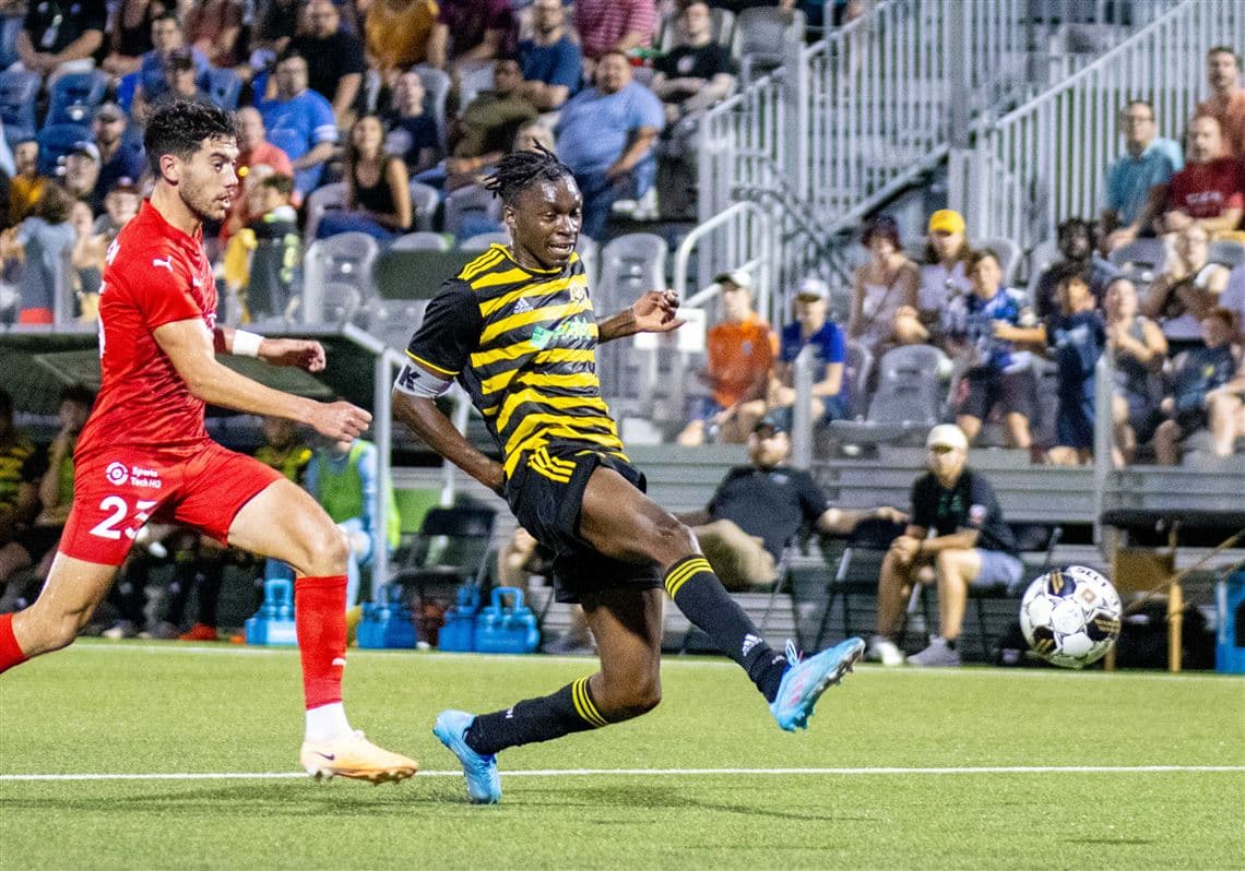 Jugador de Pittsburgh Riverhounds chutando el balón Jugador de Pittsburgh Riverhounds chutando el balón