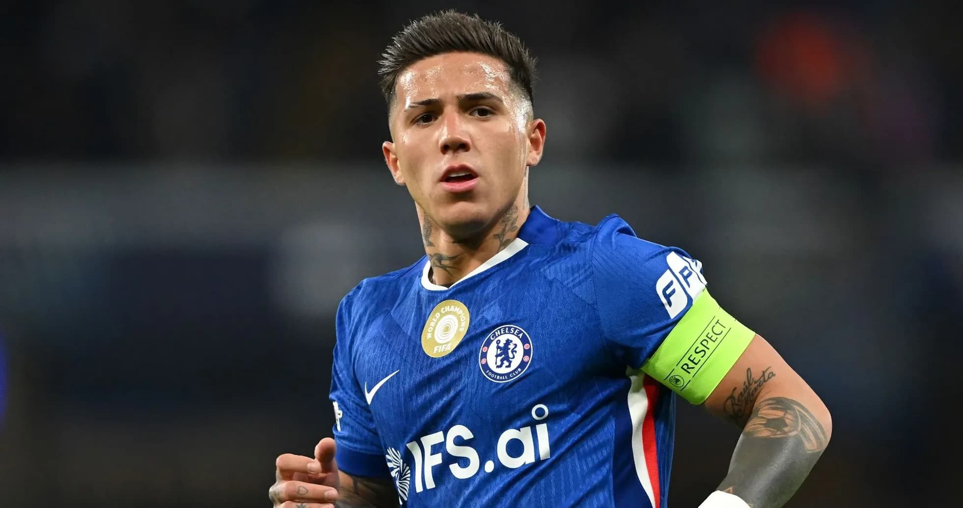 Jugador de Chelsea con banda de capitán en el campo Jugador de Chelsea con banda de capitán en el campo