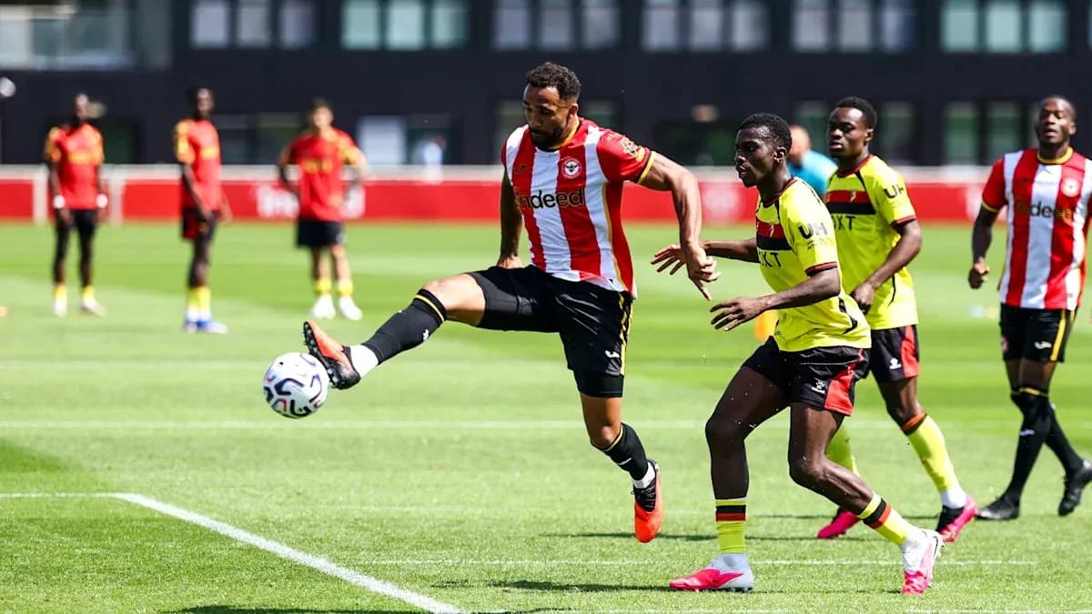 Jugadores de Brentford y Watford en acción durante partido Jugadores de Brentford y Watford en acción durante partido