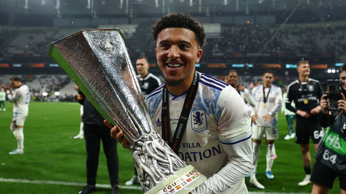 Jugador sosteniendo trofeo de la Europa League Jugador sosteniendo trofeo de la Europa League