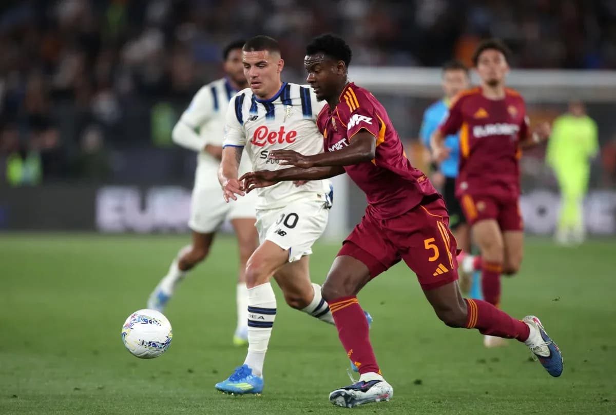 Jugadores de AS Roma y Atalanta en acción Jugadores de AS Roma y Atalanta en acción