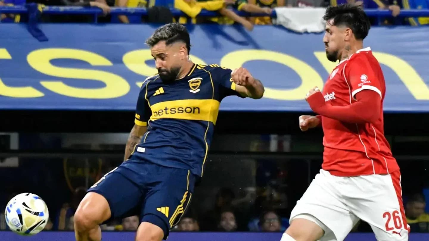 Jugador de Boca Juniors driblando a rival de Independiente Jugador de Boca Juniors driblando a rival de Independiente