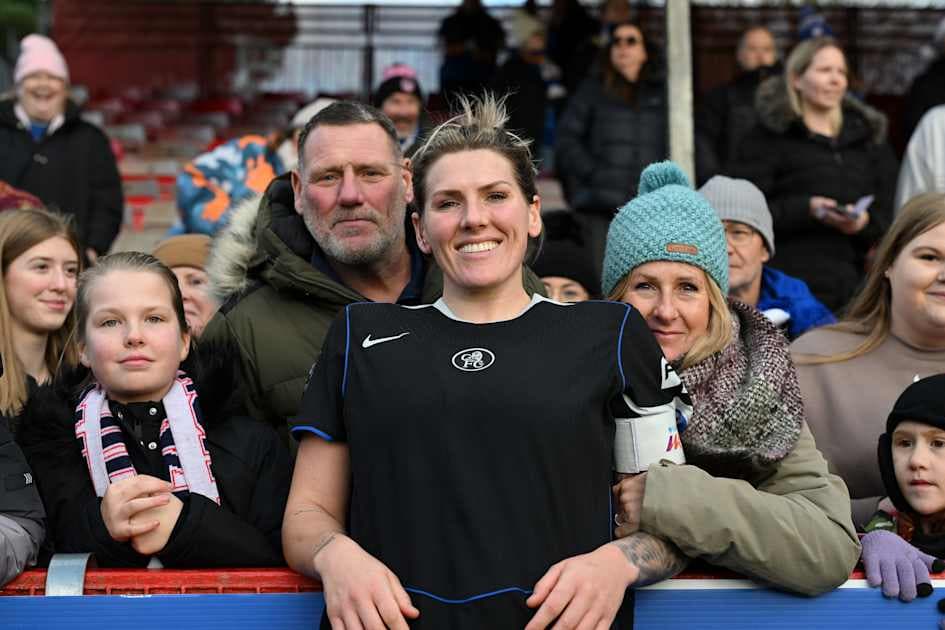 Jugadora sonriendo con aficionados en el estadio Jugadora sonriendo con aficionados en el estadio