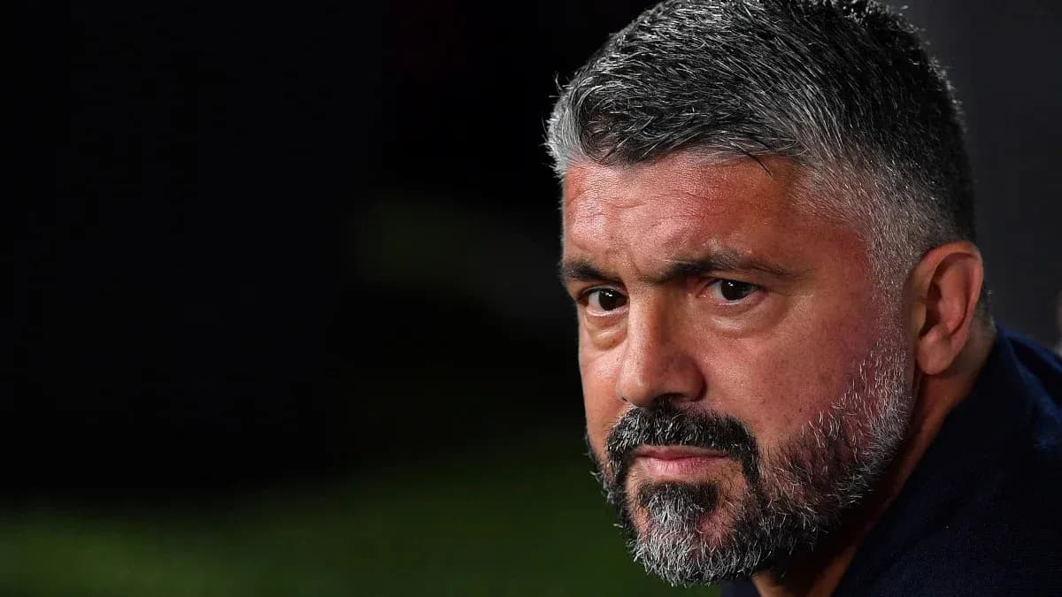 Entrenador observando el partido desde la banca Entrenador observando el partido desde la banca