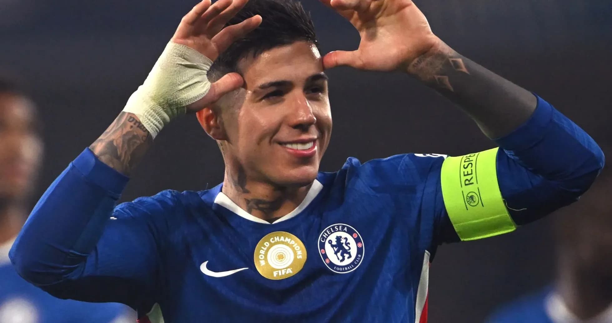 Jugador de Chelsea celebrando con gesto triunfal Jugador de Chelsea celebrando con gesto triunfal