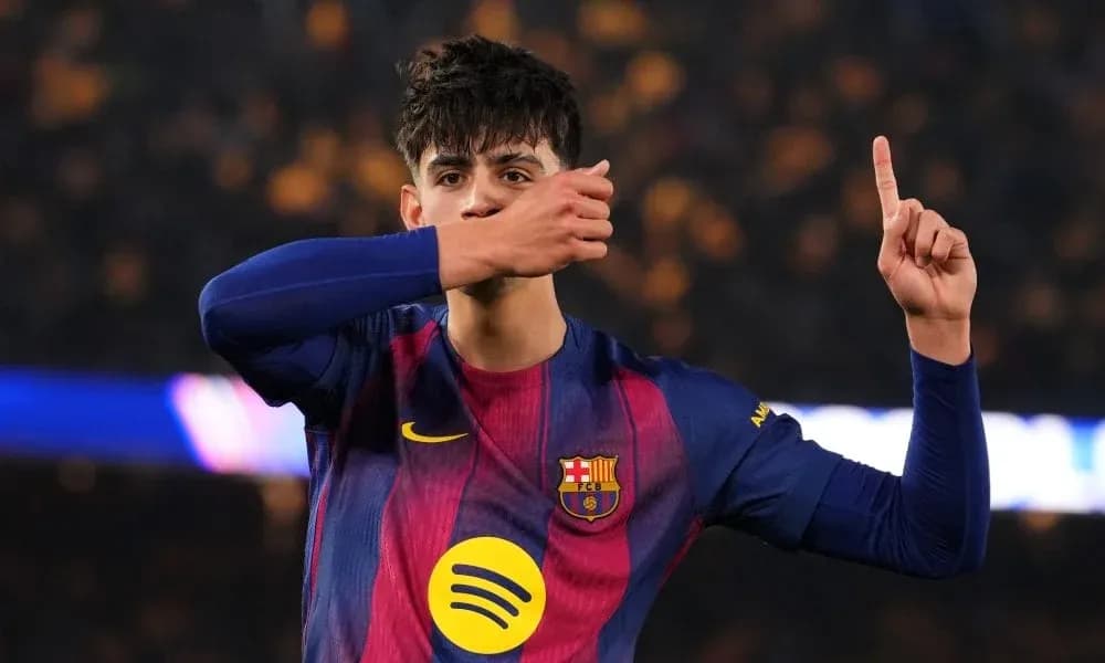 Jugador del FC Barcelona señalando al público durante el partido Jugador del FC Barcelona señalando al público durante el partido