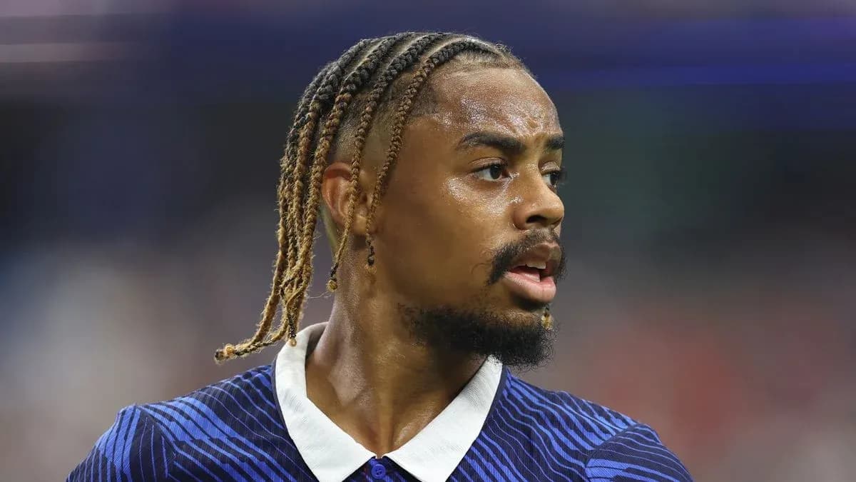 Jugador con trenzas en uniforme deportivo Jugador con trenzas en uniforme deportivo