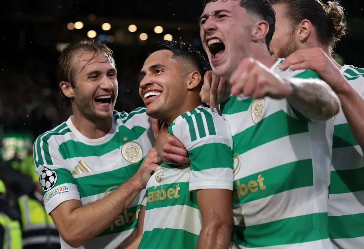 Jugadores de Celtic celebrando un gol en partido Jugadores de Celtic celebrando un gol en partido