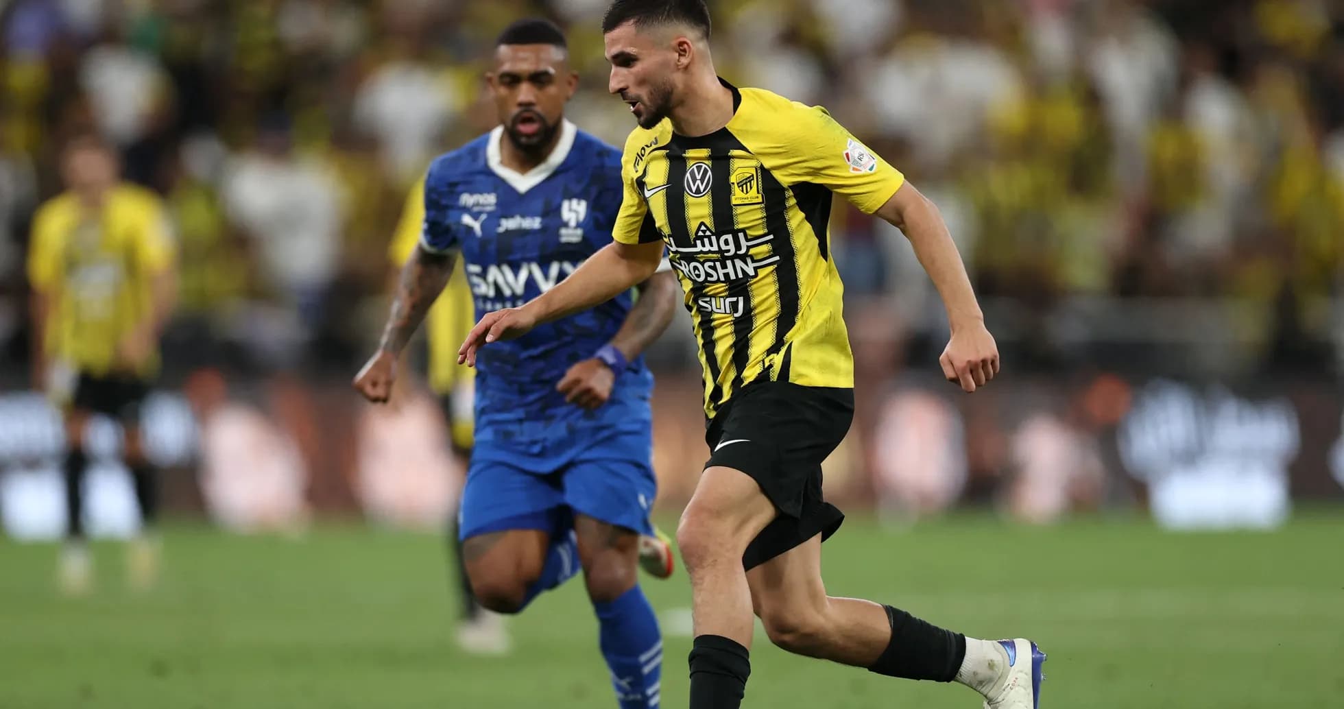 Jugadores de Al Ittihad y Al Hilal en acción Jugadores de Al Ittihad y Al Hilal en acción