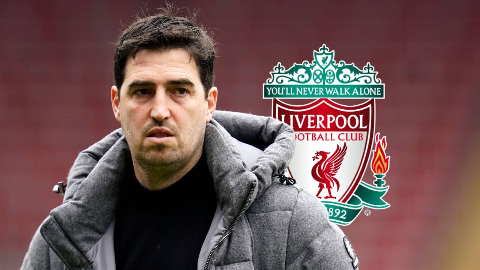 Entrenador de Liverpool frente a logo del club Entrenador de Liverpool frente a logo del club