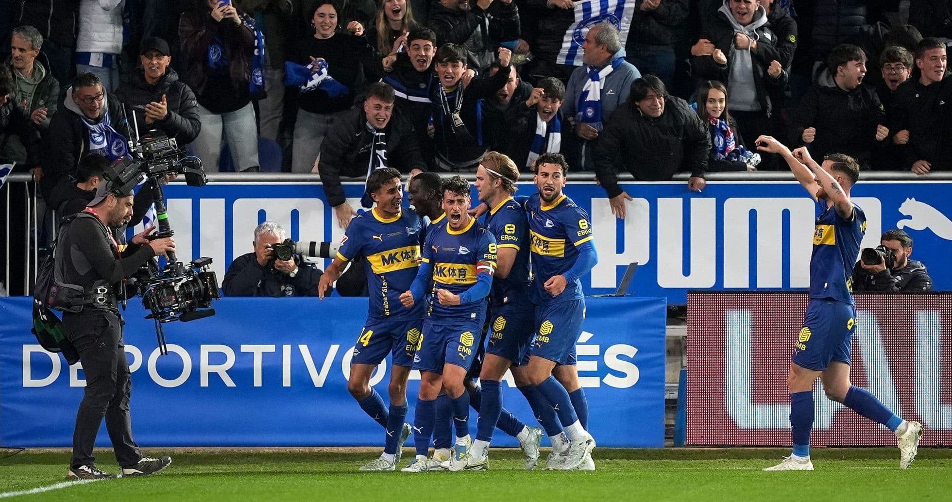 Jugadores de Alavés celebrando un gol Jugadores de Alavés celebrando un gol