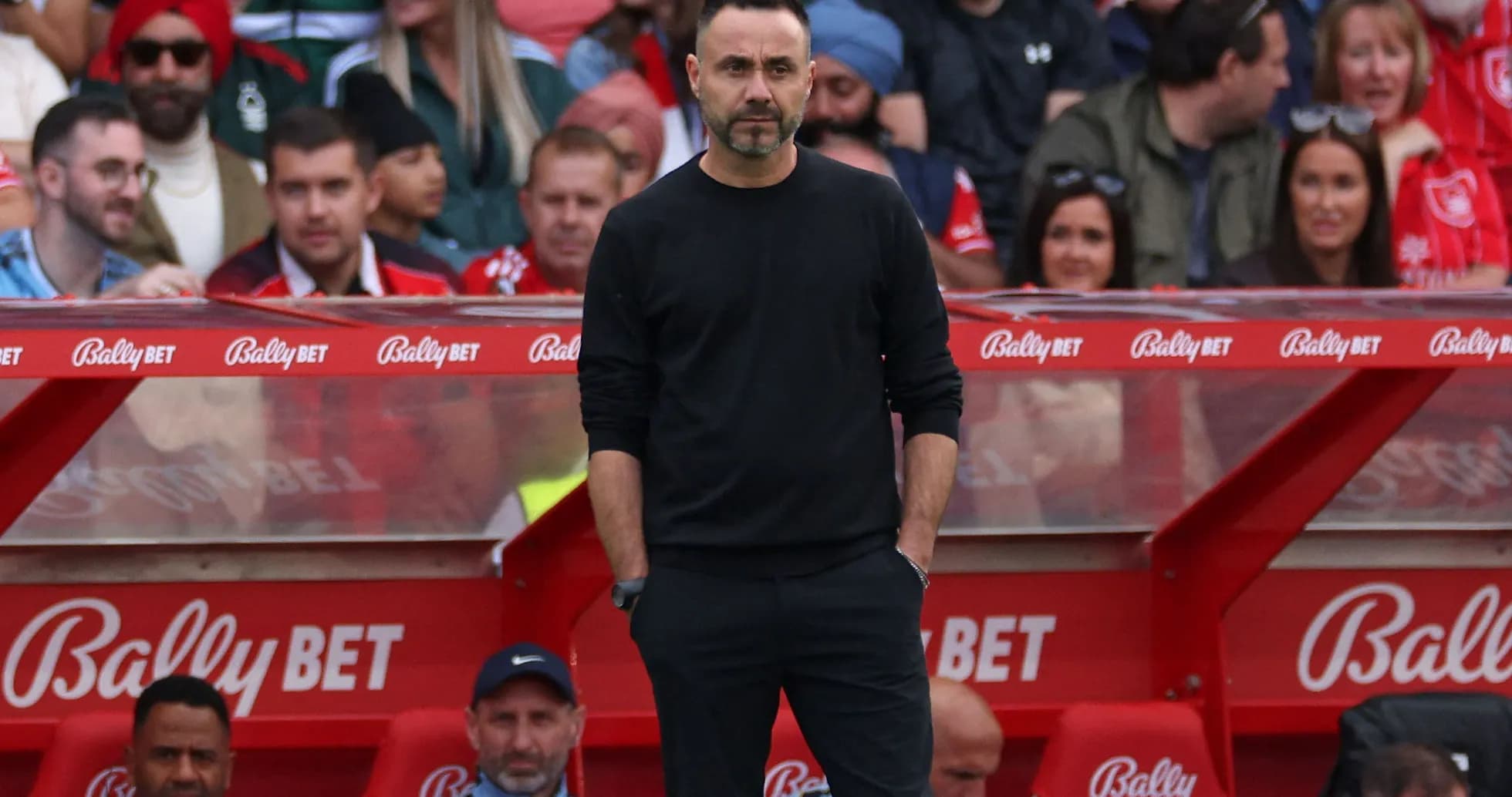 Entrenador en el banquillo durante un partido Entrenador en el banquillo durante un partido