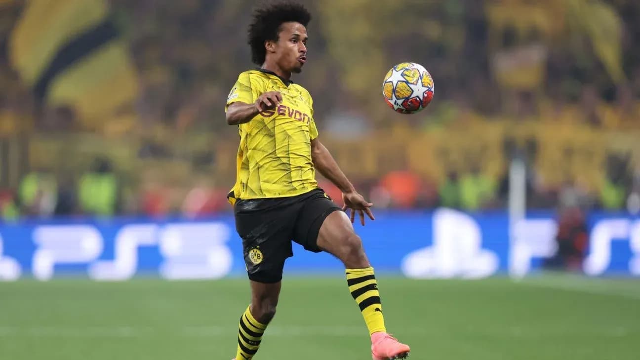 Jugador de Borussia Dortmund controlando un balón Jugador de Borussia Dortmund controlando un balón