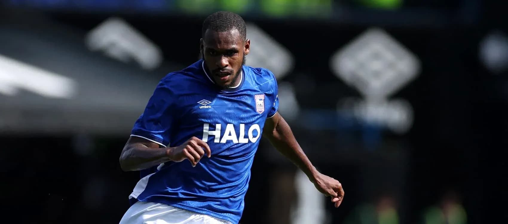 Jugador corriendo con camiseta azul de Ipswich Jugador corriendo con camiseta azul de Ipswich