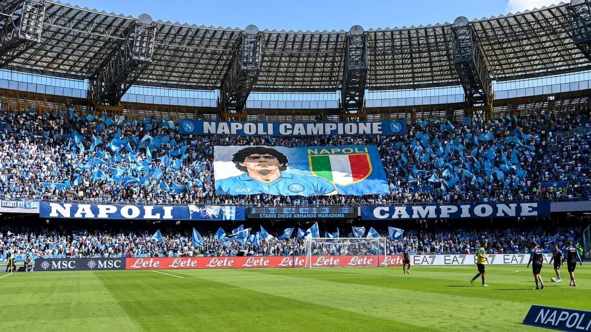 Aficionados de Napoli en el estadio Maradona Aficionados de Napoli en el estadio Maradona