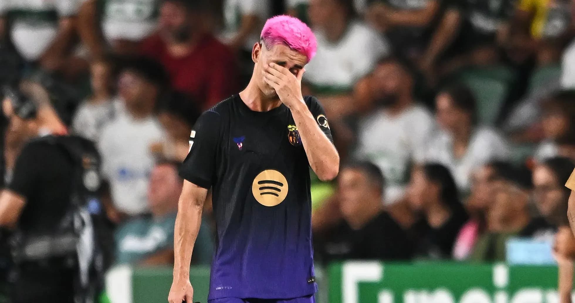 Jugador con cabello rosa se cubre la cara Jugador con cabello rosa se cubre la cara