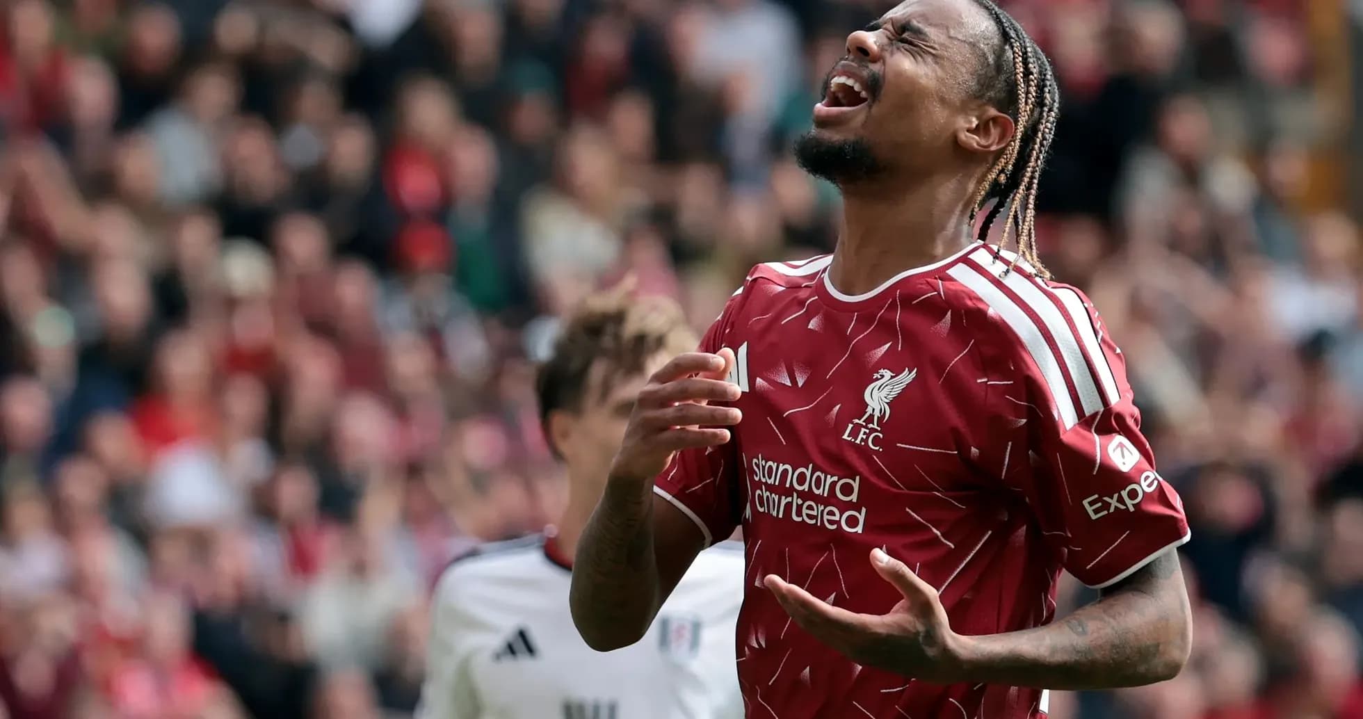 Jugador de Liverpool lamentando una jugada fallida Jugador de Liverpool lamentando una jugada fallida