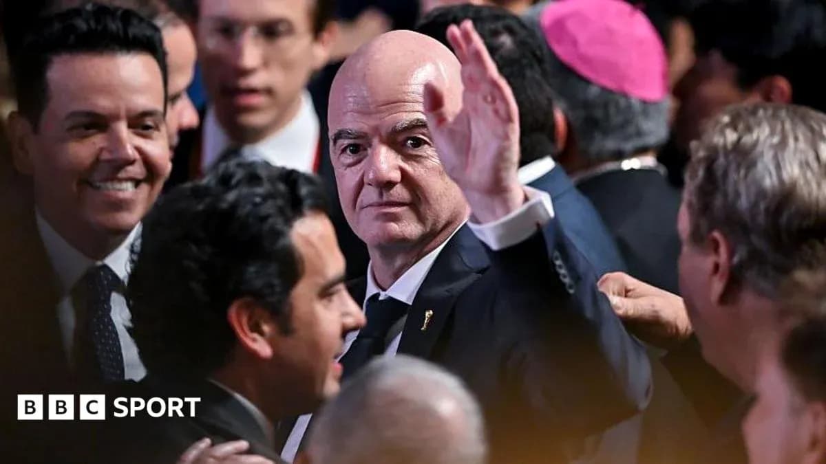Gianni Infantino saludando en evento deportivo Gianni Infantino saludando en evento deportivo
