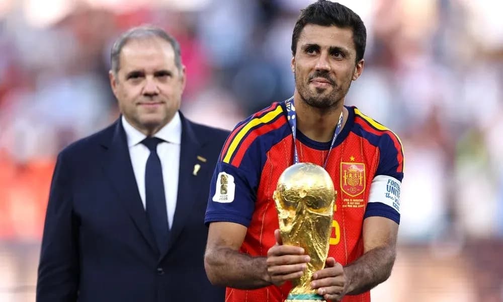 Jugador sosteniendo la Copa del Mundo en el podio Jugador sosteniendo la Copa del Mundo en el podio