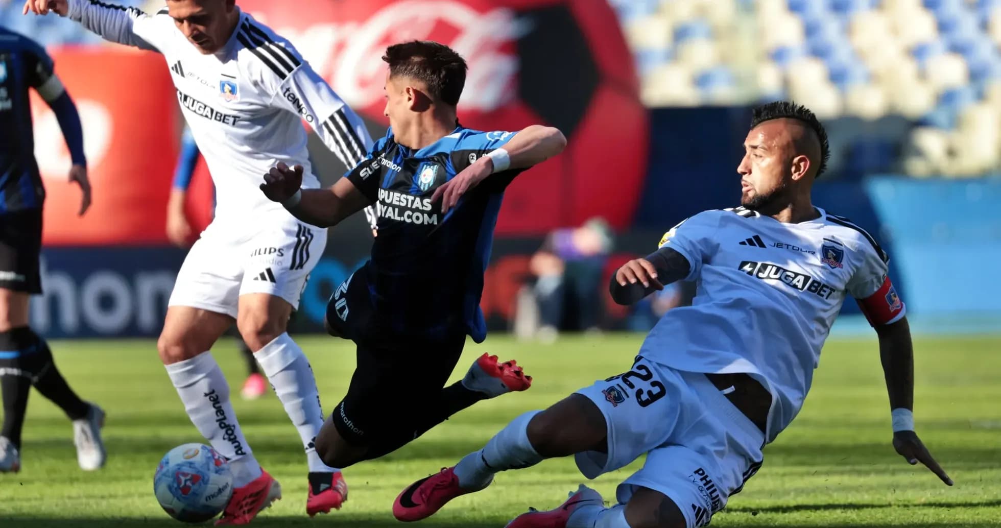 Jugadores de Huachipato y Colo Colo en acción Jugadores de Huachipato y Colo Colo en acción