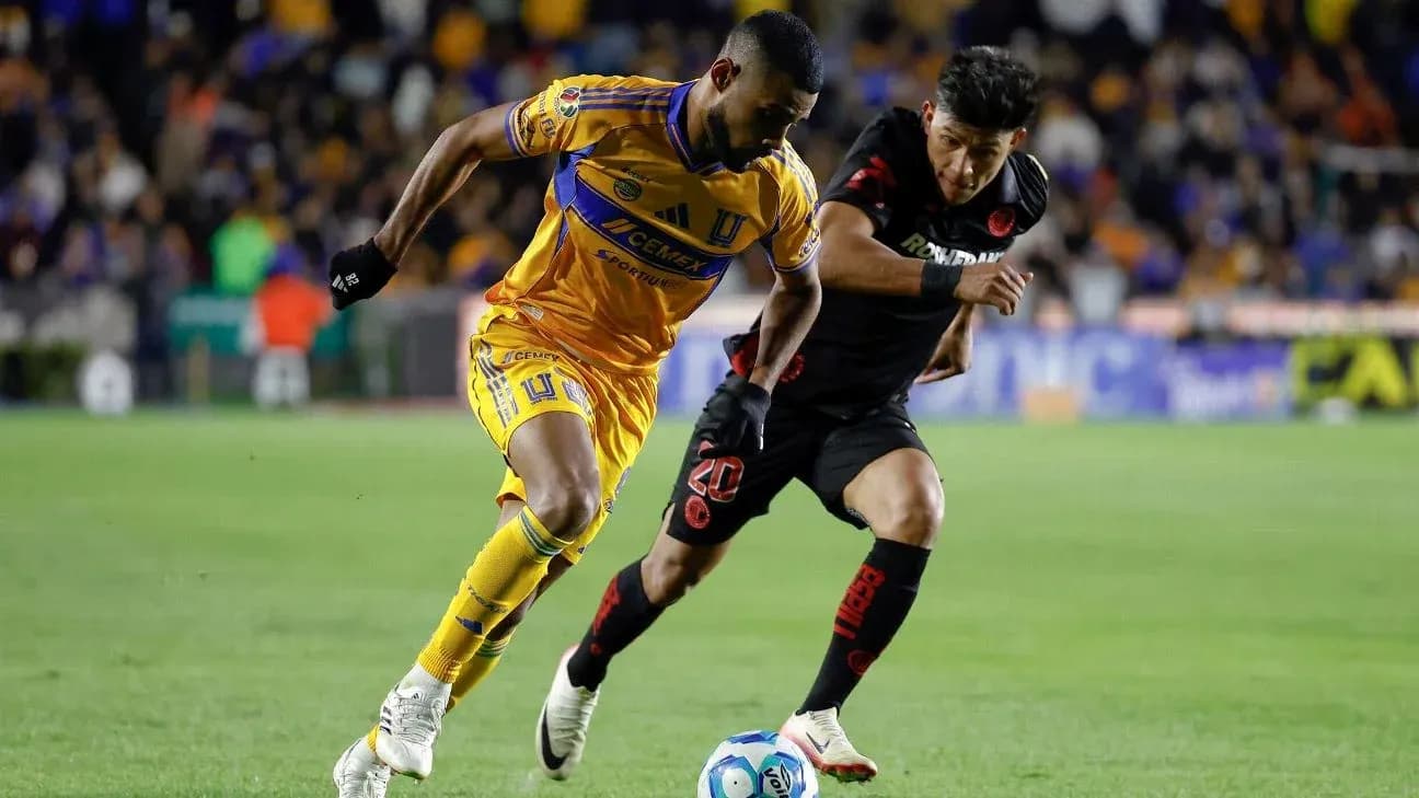 Jugadores de Toluca y Tigres UANL en acción Jugadores de Toluca y Tigres UANL en acción