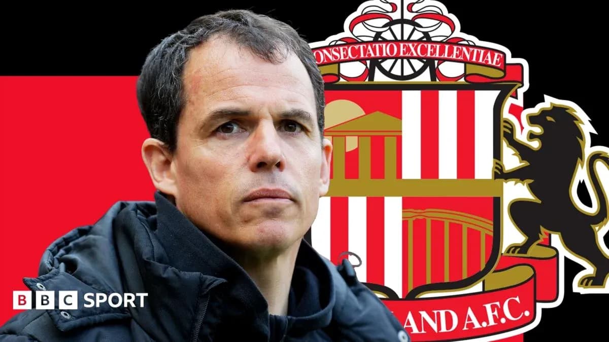 Entrenador con escudo del Sunderland A.F.C. de fondo Entrenador con escudo del Sunderland A.F.C. de fondo