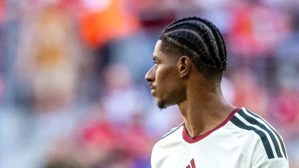 Jugador con trenzas en uniforme de entrenamiento Jugador con trenzas en uniforme de entrenamiento