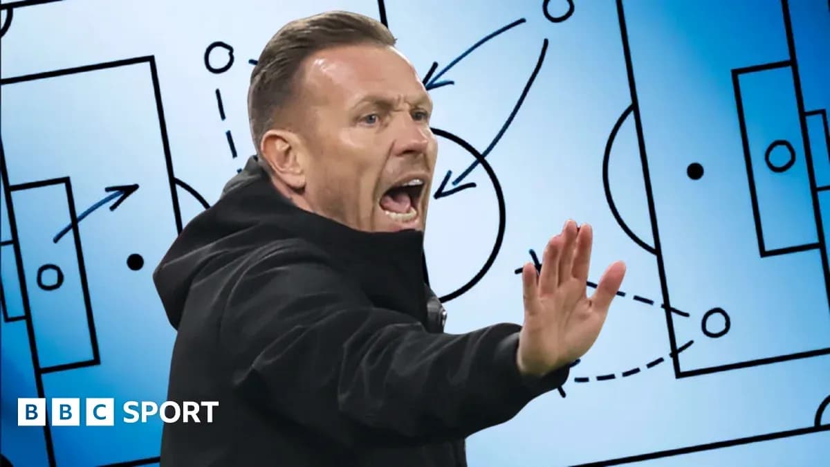 Entrenador gesticulando durante una sesión táctica Entrenador gesticulando durante una sesión táctica