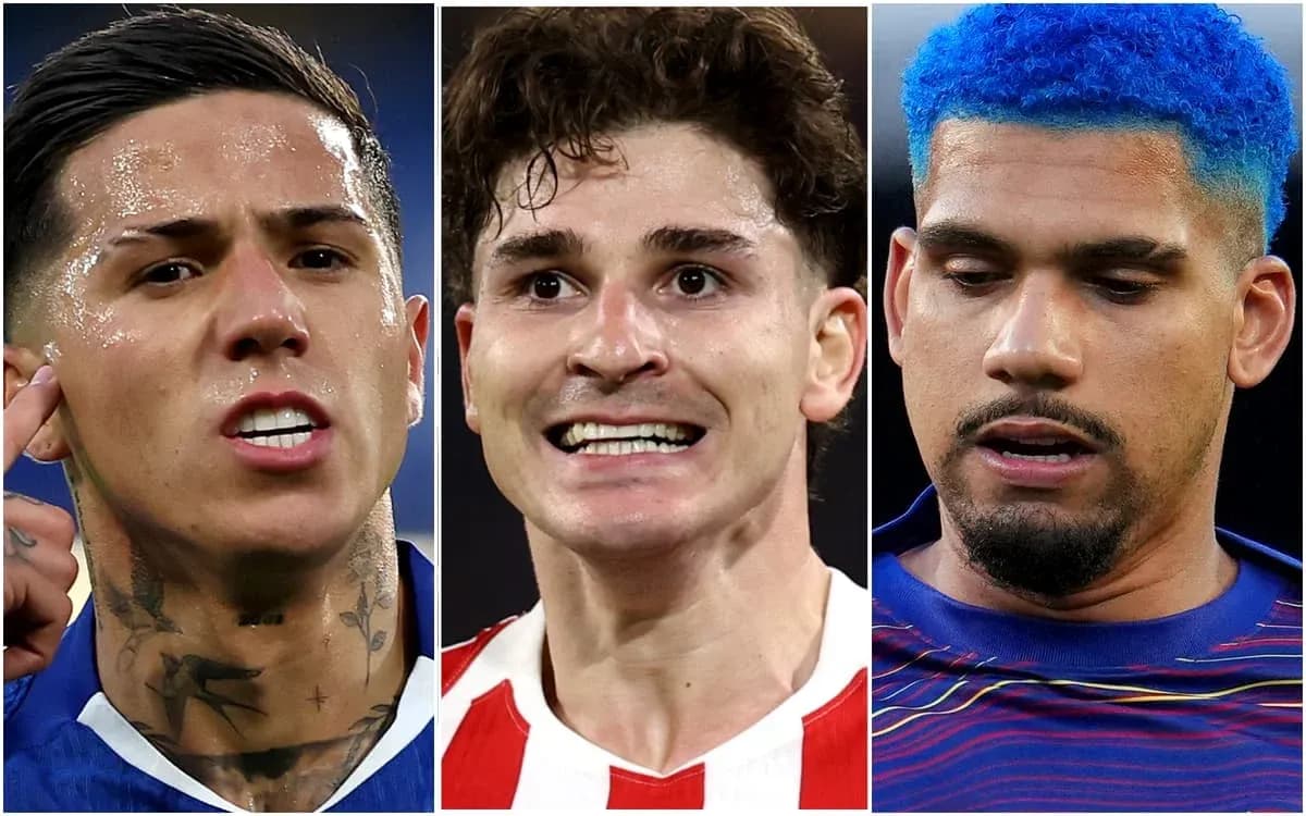 Tres jugadores de fútbol posando en retrato Tres jugadores de fútbol posando en retrato
