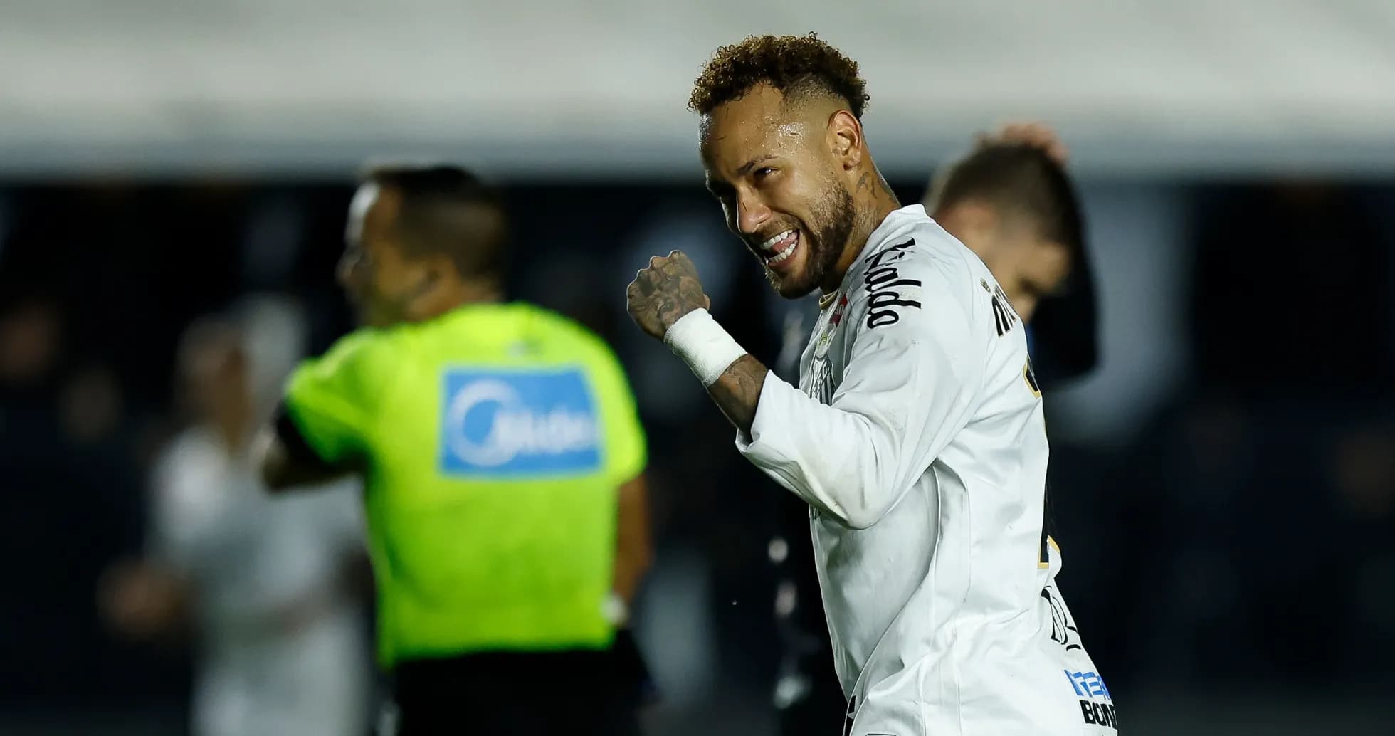 Neymar celebrando un gol en el partido Neymar celebrando un gol en el partido