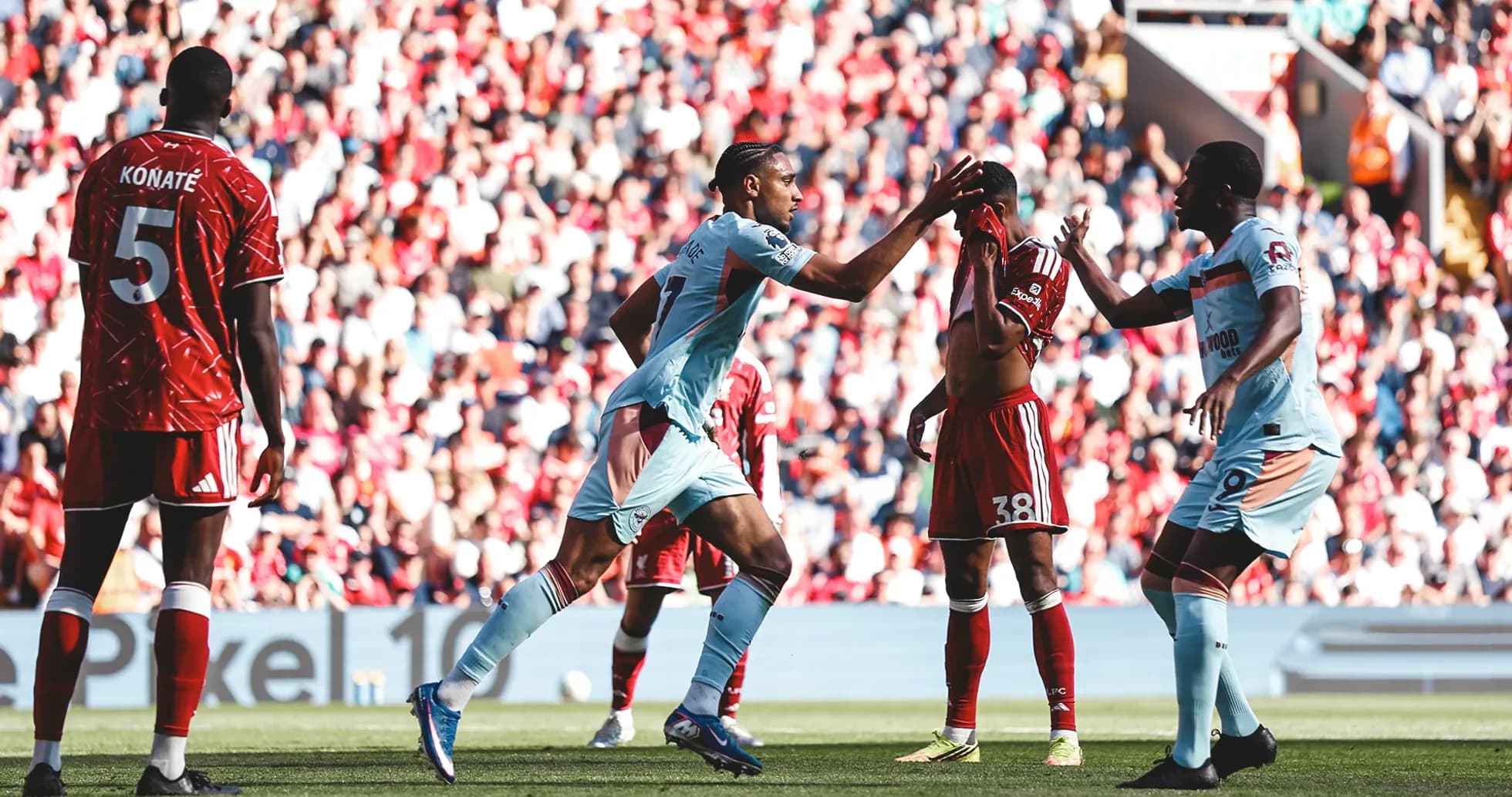 Jugadores de Liverpool y Brentford durante el partido Jugadores de Liverpool y Brentford durante el partido
