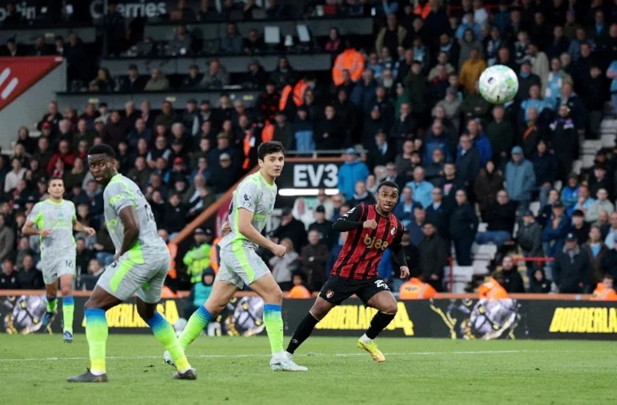 Jugador de Bournemouth disparando a portería Jugador de Bournemouth disparando a portería