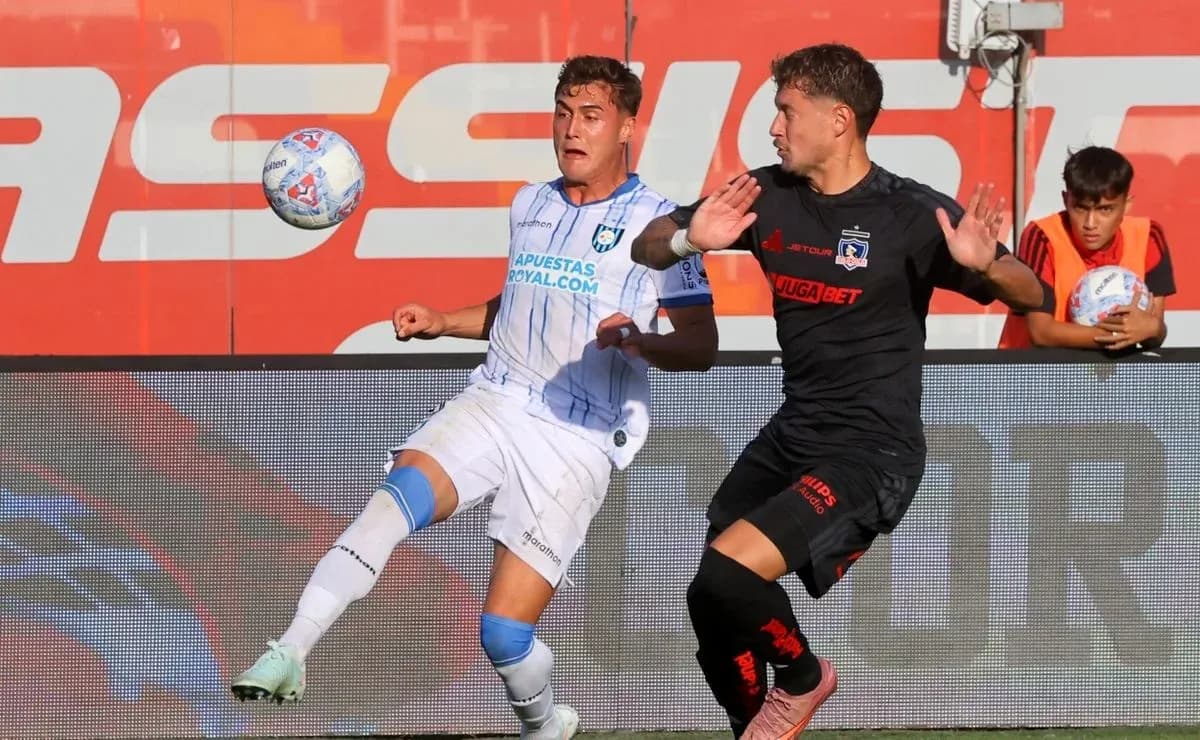 Jugadores de Huachipato y Colo Colo disputando el balón Jugadores de Huachipato y Colo Colo disputando el balón