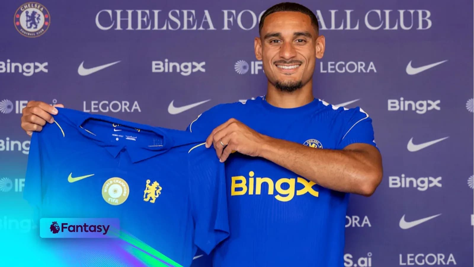 Jugador sosteniendo camiseta del Chelsea en presentación Jugador sosteniendo camiseta del Chelsea en presentación