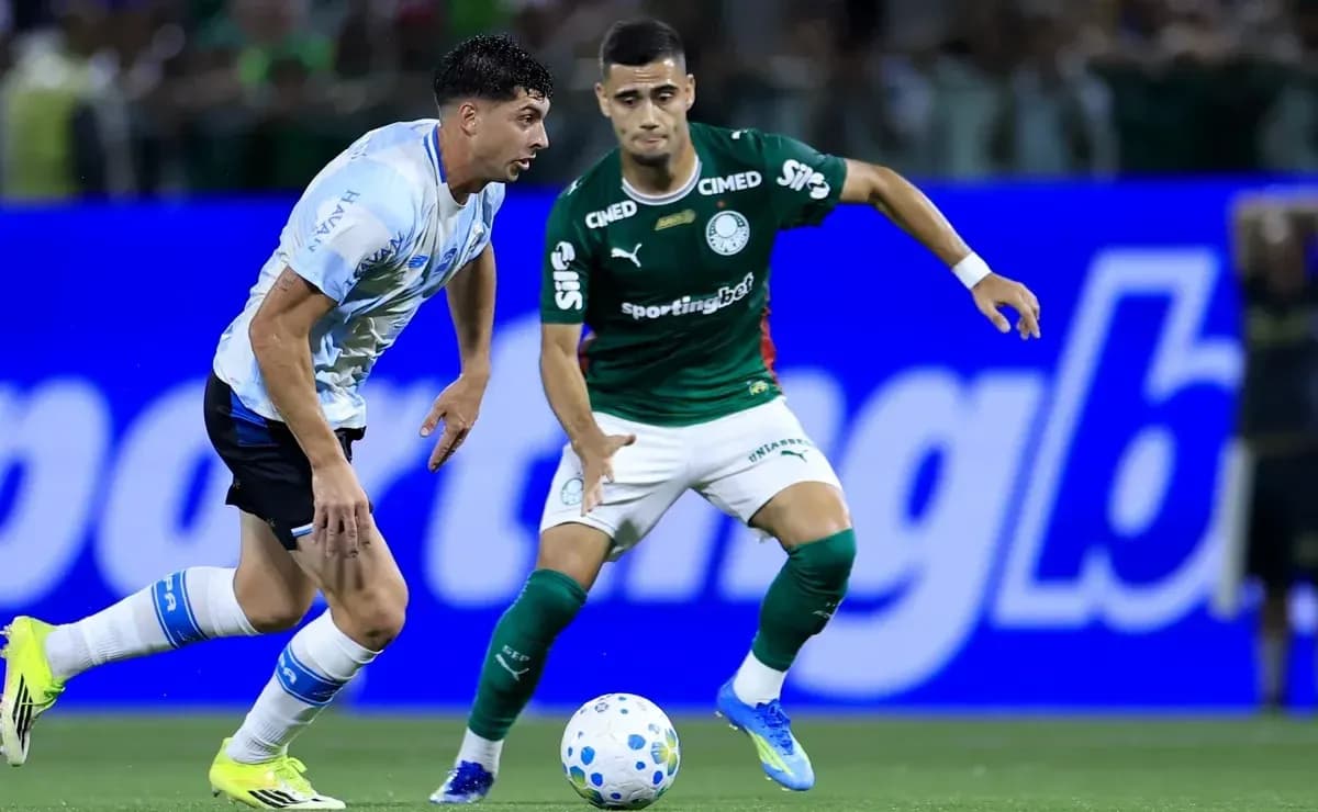 Jugadores de Gremio y Palmeiras en acción Jugadores de Gremio y Palmeiras en acción